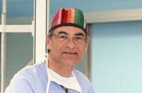 «Con el paciente puesto de pie la hernia inguinal le llega hasta la rodilla….”, cuenta el doctor Juan José Martínez