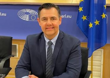 Al habla con el doctor Alejandro Díaz, uno de los líderes de la disidencia que estuvo exponiendo en el Senado mexicano y el Parlamento europeo