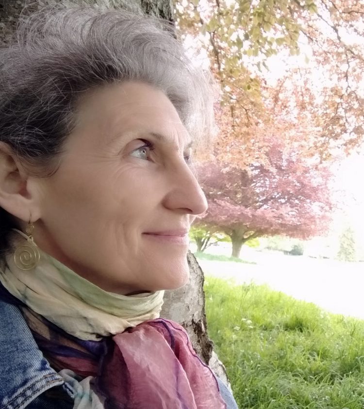 María José González ha acompañado a numerosos moribundos con su arpa y su amor