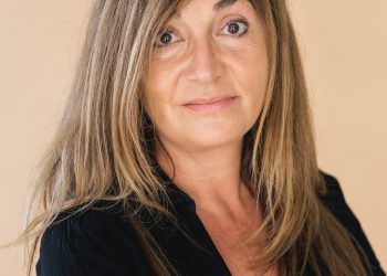 “Deja de usar suavizante al lavar la ropa pues lleva 8 sustancias neurotóxicas que luego, al ponerte la ropa, inhalarás, llevándolas al cerebro y la sangre”, asegura Mar Alonso, especialista en diversos tipos de medicina