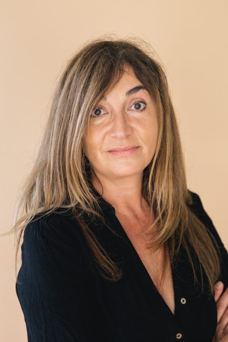 “Deja de usar suavizante al lavar la ropa pues lleva 8 sustancias neurotóxicas que luego, al ponerte la ropa, inhalarás, llevándolas al cerebro y la sangre”, asegura Mar Alonso, especialista en diversos tipos de medicina