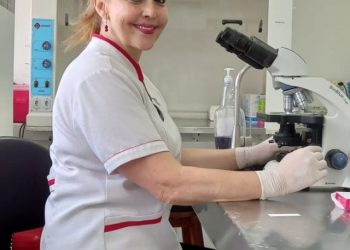 “Nos están distrayendo con la spike, y eso está ahí, a la vista de todos, cualquiera puede comprar un microscopio de 500 dólares y verlo», asegura la odontóloga Liliana Zelada, hablando del grafeno contenido en los viales de las vacunas.