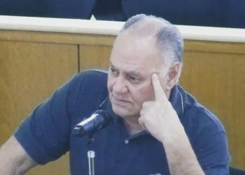 “Quieren eliminar gran parte de la población porque no la pueden controlar, y la que quede la quieren robotizar con la 5G y la 6G, para que hagan lo que ellos quieren a través de una especie de control psicotónico, control psíquico ejercido por la electrónica” asegura Emilio Gallardo.