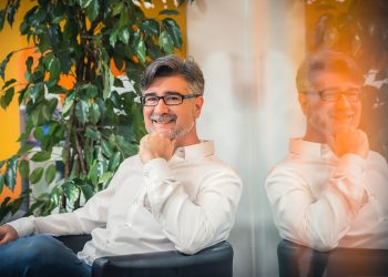 “Alvise Pérez está siendo un azote de ciertas actitudes que están teniendo nuestros políticos a nivel de prostitución, drogas, un entramado corrupto donde trabajan por y para ellos”, especifica el filósofo Mario Pinel