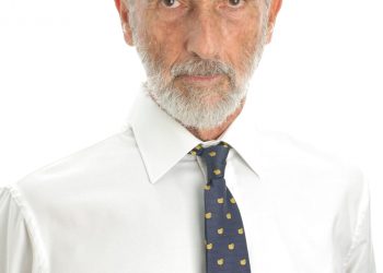 “Al igual que tratamos de evitar el monopolio en la industria, el comercio o la economía, me parece peligrosísimo que lo haya en la medicina, y habría que vigilar mucho la cualificación de los profesionales que están en esos organismos: FDA, OMS, CDC…, habría que intentar despolitizarlos completamente”, plantea el doctor Luis Prieto Valiente, catedrático de Bioestadística en la UCAM