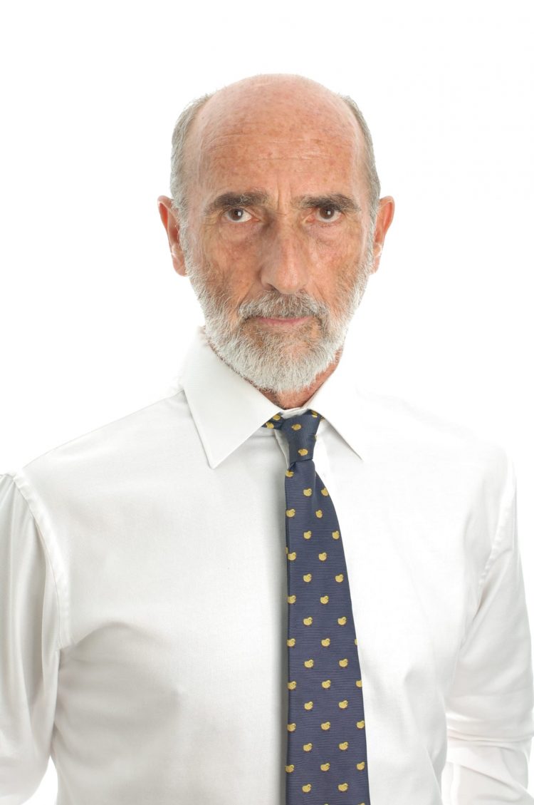 “Al igual que tratamos de evitar el monopolio en la industria, el comercio o la economía, me parece peligrosísimo que lo haya en la medicina, y habría que vigilar mucho la cualificación de los profesionales que están en esos organismos: FDA, OMS, CDC…, habría que intentar despolitizarlos completamente”, plantea el doctor Luis Prieto Valiente, catedrático de Bioestadística en la UCAM