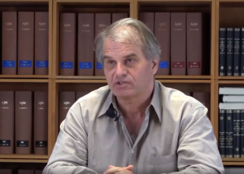 “A Fuellmich lo metieron en una celda de aislamiento varios días, cuando los Derechos Humanos impiden que se aísle a la gente. La censura también allí, en Alemania, es mucho peor que aquí, para nada hay un Estado de Derecho”, declara Brigitte Burchartz, presidenta de Units per la Veritá