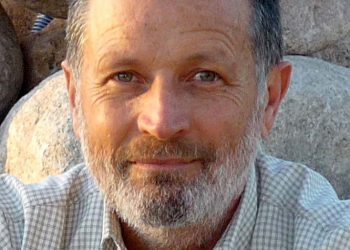 “Tenemos que vivir más tiempo en conexión con el sol, fuera de casa, con el oxígeno de la naturaleza y vivimos en jaulas de Faraday: la casa, el coche, la oficina, el gimnasio, con aire acondicionado viciado…”, advierte Nestor Palmetti, naturópata y escritor.