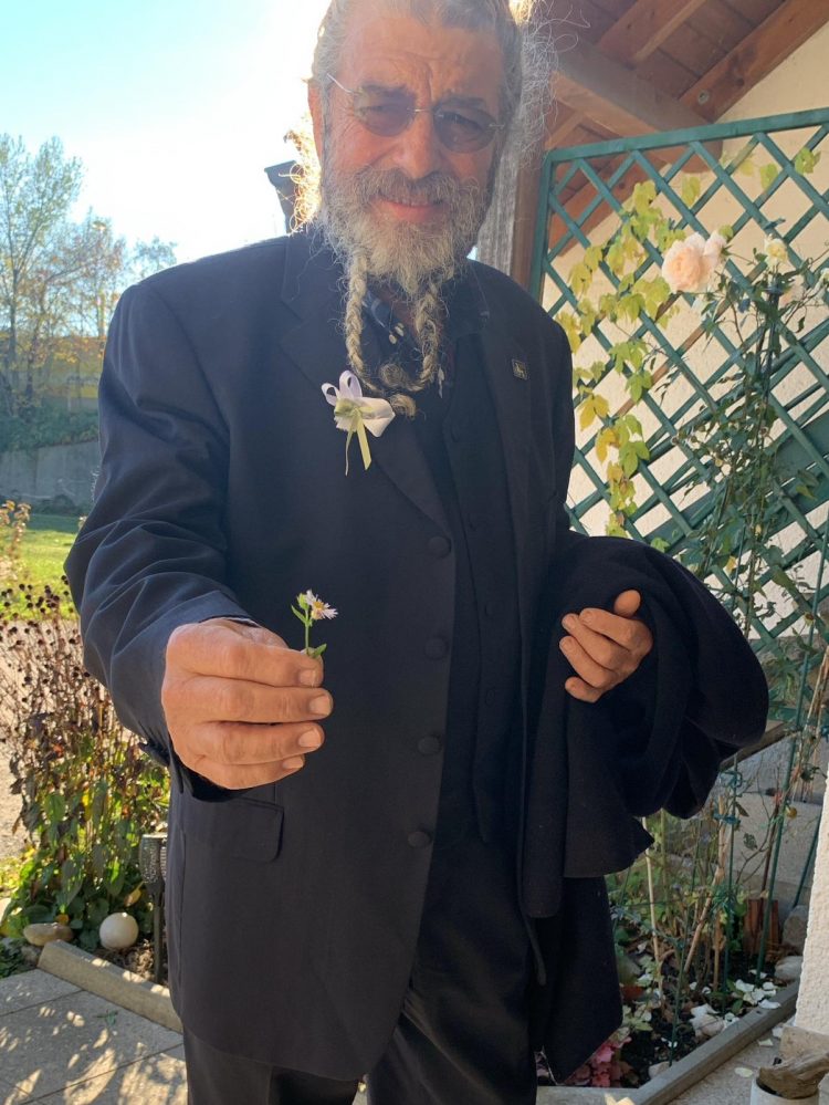 Hace 4 años, su médico le dijo a Emilia Comajuan que “o se operaba de un cáncer de vejiga o moría”. Decidió no operarse y buscar alternativas.