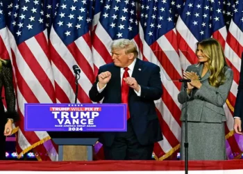 Donald Trump cabalga de nuevo, ahora con el conspiranoico Robert Kennedy Junior