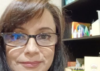 “Meditamos y entramos en sintonía con la planta, pedimos permiso a la Madre Naturaleza, hacemos un ritual para recolectar las flores y no las cortamos con tijeras, lo hacemos con dos piedras de obsidiana”, señala la farmacéutica Elisabeth Maciel