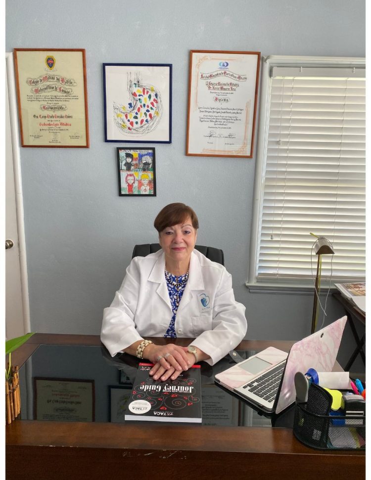 “El sistema inmune de los niños autistas está desregulado y además les pinchan 11 vacunas el mismo día y en la misma zona”, plantea la doctora Lenys González-Valles en su centro médico en California.