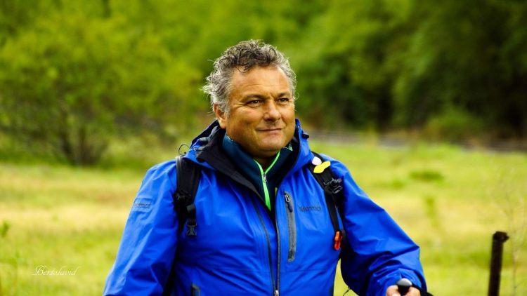 “He tenido varios accidentes, he estado en coma, he estado muerto 15 días, 4 días, me ha dado un ictus, he superado todo porque creo que soy inmortal”, afirma José Antonio Cuñarro, un hombre que ha recorrido los Caminos llamados de Santiago más de 60 veces