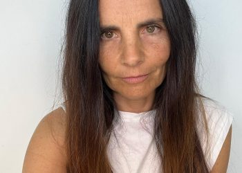 “Los medios de desinformación masiva tienen un discurso único que no se puede contradecir, censuran y mienten”, acusa Lara Hernández, directora de los documentales “Realidad»· y “En busca de la verdad”