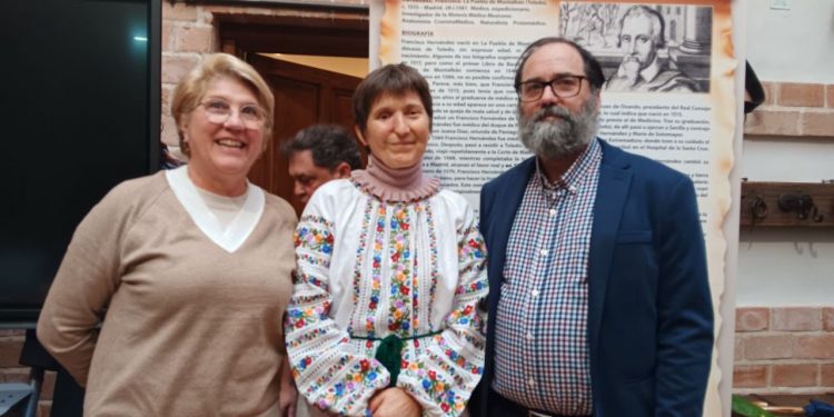 La Puebla de Montalbán. Toledo. Un grupo de personas entran en el Museo de La Celestina. En unos minutos se iniciará una ceremonia para nombrar a la médica Nadiya Popel, Doctora Honoris Causa por la universidad mexicana de Avant. Una organización llamada CIUM, Ciudadanos Independientes Unidos por México, a través de otro de sus doctoras honoris causa - la especialista en terapias hidrosalinas, Paola Cubides, la han seleccionado, a ella y a la también médica Mar Alonso, para que reciban tan noble distinción. El vídeo nos ayuda a conoced mejor a la doctora Nadiya Popel una mejor que ha superado un cáncer y ha enfrentado 25 causas judiciales y 5 laborales Una profesional de la medicina que enamora a la gente y a la que sus compañeros de profesión persiguen, tratando de apartarla de los hospitales. Algo inexplicable.