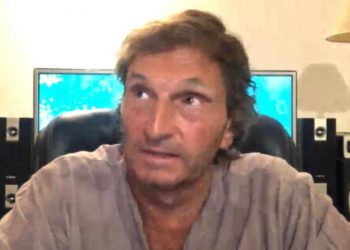 “Sabiendo que es una experimentación transgénica sin precedentes, Milei le dice a Fernández que le ponga solución a la pandemia, que se pueden estar violando nuestros derechos”.