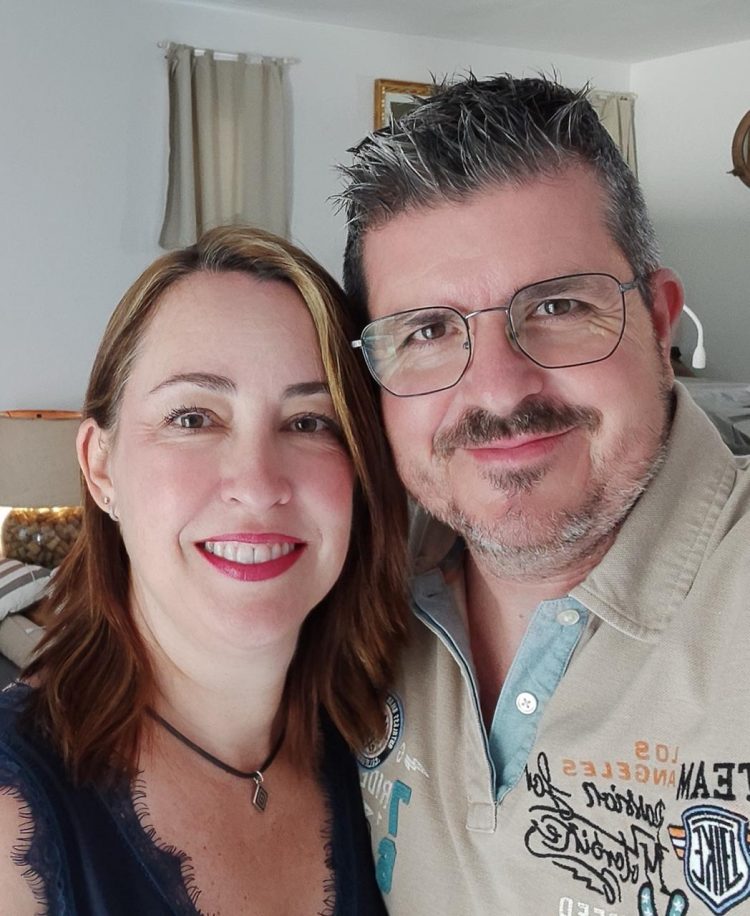 “Vanesa y yo adquirimos un equipo profesional de ozonoterapia y nos movemos por España atendiendo a quienes no pueden desplazarse. ¿Los resultados? Impresionantes”, señala  el farmacéutico JuanFra Martí