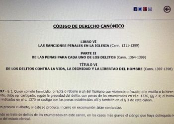 Introito surrealista                                                                                                                                                                                             “SURREALISMO: Automatismo psíquico puro por cuyo medio se intenta expresar verbalmente, por escrito o de cualquier otro modo, el funcionamiento real del pensamiento. Es un dictado del pensamiento, sin la intervención reguladora de la razón, ajeno a toda preocupación estética o moral.”  La visita de Prebost nada más empezar y si perjuicio de lo que suceda después, ya está ofreciendo momentos surrealistas y de sano cotilleo no exento de jolgorio que pone una necesaria nota de humor aunque sea negro a la calamitosa situación del reino otrora católico. Y hoy degradado a necesitada tierra de misiones tras medio siglo de pertinaz Monarquía que ha arrasado la antigua fe tanto como la superstición democrática. Una distopía ajena a toda estética o moral.  En efecto, de negro como agorera ala de cuervo “nevermore” iban don Felipe y sus retoños tanto la sufrida menor, al que algunos llaman “la Malquerida”, como la heroica paracaidista. No en cambio su señora que osaba audazmente vestir de blanco como si fuese una auténtica reina católica. Una familia muy unida y ejemplar. Sin embargo, se echa en falta la allí a la que sin duda ha venido demostrando más espiritualidad afín al Cristianismo, doña Sofía, la reina emérita, El quinteto con Prebost formaba una imagen surrealista. Bien es sabido que la consorte hace gala, y así se ha publicado reiteradamente, de ser atea, casada infiel, de moral distraída como se decía antes.  Pero hay algo que llama la atención entre los que creemos no haber perdido, al menos del todo, nuestra capacidad de comprensión lectora. Me refiero al Código de Derecho Canónico que en su canon 1397. 2 establece que «quien procura el aborto, si éste se produce, incurre en excomunión latae sententiae». Blanco sobre negro, para el que no lo sepa, tal latinajo significa: de modo automático o sin necesidad de declaración expresa. Que quede claro que yo no juzgo el caso, simplemente me limito a exponerlo, porque me parecen mal los privilegios. Si la Iglesia no se atreve a hacer cumplir sus propias normas a los poderosos mejor es suprimirlas para todos. Pero mientras lo súbditos no se rebelen el Poder se manifiesta imperturbable a lo que dijeren leyes. Hace lo que le que en cada momento le parece que para eso es el Poder y al que no le guste que se aguante. Don Quijote en vez de para el buen Sancho gobernador acaso debiera haber guardado mejor sus sabios consejos para el señor cura en relación a las leyes: “si las hicieres procura que sean buenas, y sobre todo que se guarden y cumplan, que las pragmáticas que no se guardan lo mismo es que si no lo fuesen, antes dan a entender que el príncipe que tuvo discreción y autoridad para hacerlas no tuvo valor para hacer que se guardasen…”  Otro ateo declarado, burlador de la constitución, cínico promotor de conspiraciones contra las instituciones del reino e iconoclasta perseguidor de símbolos cristianos, hizo alarde de mañas y maniobras para hacerse la foto con Preboste que requerirían de todo el ingenio valleinclanesco para describirlas.  Prebost ha venido a soltar sus sermones que esperemos no sean émulos de los de Fray Gerundio de Campazas, alias Zotes, rescatados para la prosperidad por el Padre Isla. Ni que tampoco pretendan doblegar la voluntad nacional en lo que se refiere a mantener su dasein o identitaria forma de ser histórica española incitando al suicidio con el arma mortal de una barra libre para inmigrantes sin control.  Consejos vendo que para mí no tengo. El Estado Vaticano ejerce un control férreo de sus fronteras para que allí no se cuele una mosca, incluso han aumentado las multas y hasta penas de cárcel para quienes entren ilegalmente. La CEE no lo sabe pero en España existen más de ocho mil casas parroquiales e innumerables palacios episcopales u otros inmuebles y dependencias que pudieran acoger caritativamente como se predica a invasores menesterosos. Pero una cosa es pedir y otra dar trigo.  Ahora bien, para mejor comprender esta visita entre tanta hipocresía también nos podemos ayudar del famoso Manifiesto Surrealista de André Bretón:  “El surrealismo poético, al que consagro el presente estudio, se ha ocupado, hasta el actual momento, de restablecer en su verdad absoluta el diálogo, al liberar a los dos interlocutores de las obligaciones impuestas por la buena crianza. Cada uno de ellos se dedica sencillamente a proseguir su soliloquio, sin intentar derivar de ello un placer dialéctico determinado, ni imponerse en modo alguno a su prójimo. Las frases intercambiadas no tienen la finalidad, contrariamente a lo usual, del desarrollo de una tesis por muy insustancial que sea, y carecen de todo compromiso, en la medida de lo posible. En cuanto a la respuesta que solicitan debemos decir que, en principio, es totalmente indiferente en cuanto respecta al amor propio del que habla. Las palabras y las imágenes se ofrecen únicamente a modo de trampolín al servido del espíritu del que escucha”.  Una especie de diálogo para sordos. Todos a soltar su rollo y aquí no ha pasado nada.  “Después de haber instruido proceso a la actitud materialista, es imperativo instruir proceso a la actitud realista. Aquélla, más poética que ésta, desde luego, presupone en el hombre un orgullo monstruoso, pero no comporta una nueva y más completa frustración. Es conveniente ver ante todo en dicha escuela bienhechora reacción contra ciertas risibles tendencias del espiritualismo.  Y, por fin, la actitud materialista no es incompatible con cierta elevación intelectual. Contrariamente, la actitud realista, inspirada en el positivismo, desde Santo Tomás a Anatole France, me parece hostil a todo género de elevación intelectual y moral. Le tengo horror por considerarla resultado de la mediocridad, del odio, y de vacíos sentimientos de suficiencia. Esta actitud es la que ha engendrado en nuestros días esos libros ridículos y esas obras teatrales insultantes. Se alimenta incesantemente de las noticias periodísticas, y traiciona a la ciencia y al arte, al buscar halagar al público en sus gustos más rastreros; su claridad roza la estulticia, y está a altura perruna. Esta actitud llega a perjudicar la actividad de las mejores inteligencias, ya que la ley del mínimo esfuerzo termina por imponerse a éstas, al igual que a las demás.”  Si la cosa siguiese así me temo que la estancia del jefe de Estado Vaticano se olvidará como nube de verano pese a alguna mojadura que otra, truenos y centellas incluidos. Una hipócrita ostentación del Poder. Los materialistas y los realistas en su embrollado turnismo liberticida volverán a lo suyo que, con visita o sin ella, es lo contrario de lo nuestro, y ajeno a toda preocupación estética o moral.     Twitter @Alfdelavega Manuel Valls y Pierre Nodoyuna https://t.co/VIQsxc9YZi vía @elmanifiestocom 7 years ago  Un beso proustiano entre los sueños. https://t.co/tYffB15JZ4 https://t.co/CMKeRpXfu8 7 years ago  @ftarrio @policia @guardiacivil Es una provocación y sabotaje del cacique Trampeta, que para más INRI se produce na… https://t.co/B0ejDSQnOT 7 years ago  RT @ftarrio: La Xunta de Feijóo se suma a los nacionalistas bildutarras del BNG en la petición de más transferencias de competencias para G… 7 years ago  La pérdida del poder desvela el verdadero rostro corrupto del socialismo andaluz https://t.co/mOJjWceIau 7 years ago  La primer ministro pierde la votación sobre el BREXIT, https://t.co/1gqtZtDjQX 7 years ago  Easy Rider, una revisión, https://t.co/gnuq9iK2VV https://t.co/nE5fEp7dWf 7 years ago  Sobre la anti jurídica Ley de Violencia de Género que algunos valientes bien informados combaten, https://t.co/OuvHpxBw2P 7 years ago  Sobre las Armas y las Letras, https://t.co/3xyCi1jJsU https://t.co/3eb1eLs5St 7 years ago  Manuel Valls y la demagogia a la francesa https://t.co/He6OripBiq 7 years ago  Categorías ABC Aire comprimido Alerta Digital Apuntes del viajero Arte y Cultura Ateneo de Cáceres Bandoleros españoles Ciencia y Naturaleza CONVOCATORIAS Curiosidades y costumbres Economía y finanzas Esoterismo y Metapsíquica Extremadura Filantropía Galicia: arte, antropología, magia Hojas caídas Ingeniería LA OPINIÓN DEL LECTOR Libros Memorias de El Greco Otros Ensayos Periodista digital Política y Libertad Sin categoría Tarot Tesoros de España Zaguán Últimas entradas Introito surrealista Algo más que una destitución Especulaciones ociosas «Avē, Caesar, moritūri tē salūtant» Forza Depor La geoestrategia según Feijoo La tournée de León XIV La Bandera por los suelos ¿Todo por la patria? Reflexiones a ver si escampa Corrupción e histéresis del sistema Se blanquean sepulcros, precios asequibles ¿Y luego qué? Una encíclica oportuna e importante ¿Se busca una Delcy? Agitación en el corral Redada contra el ex presidente ZP Las tribulaciones  de Trump en China Aniversario y memoria permanente Las horizontales de la PSOE Enlaces Amor sin fronteras Abrazos poliamorosos Ángel Sanz Bríz y el honor de España Armas silenciosas Baselga denuncia la pedofilia Canciones medievales de amor y pérdida Consultorio amoroso Crítica del abusos de las redes sociales Duke denuncia Ecodesarrollo GAIA El Bardo Thodol o libro tibetano de los muertos En femenino Exorcismos P. Amorth Exorcismos P. Fortea Fundación Lo que de verdad importa Fundación New Light de Urmi Basu Garabandal, documental Holbach, La Moral universal, tomo I Holbach, su obra on line II Congreso Lo que de verdad importa, La Coruña 2011 Introducción al cabal (NOM) Joe Dispenza, deja de ser tú, la mente crea la realidad La anti jurídica Ley de violencia de género por Yobana Carril La misión anglosajona NOM 2010 La misión anglosajona NOM 2010 Lo Que De Verdad Importa, La Coruña 2011 LQDVI en la coruña 2012 Satánicos y otros demonios Sexo en Chamberí, blog de Carlota Valdes Sobre maltrato psicológico infantil por Dra. Ariadna De la Vega Solidaridad filantrópica Solidaridade galega en Nicaragua Terapia Reichiana Teresa Tomas Luis de Victoria, Ave María Un caballero español contra el genocidio Arte y Cultura 1984, en 1956 A Garcia Trevijano. Lección A las orillas del Ser Ágora y el fanatismo Alfabetos de lenguas no latinas Año 303, invento del Cristianismo Antigüedades. Comercio Archive Internet org ARSGRAVIS, ARTE Y SIMBOLISMO UNIV DE BARCELONA Art Project en museos Arte, Historia, estilos y monumentos Artistas y sus obras Astroarqueología Asturias Ateneo de Cáceres Biblioteca Gonzalo de Berceo Búsqueda recursos académicos REFSEEK Capilla Sixtina Carlos Gardel, biografía Castellani conferencia El Anticristo Catedral de Compostela desde el aire Catedra