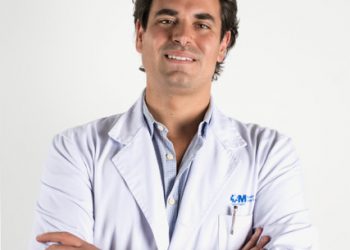 “Desinstalo Instagram, que es lo que más me entretiene, y cuando lo quiero usar lo instalo como quien apaga y enciende la televisión”, aclara el escritor, psiquiatra y psicólogo Miguel Ángel Âlvarez de Mon